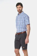 Bermuda cargo color gris oscuro, con bolsillos laterales y traseros con solapa. Incluye cinturón de cuero marrón.