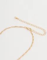 Cadena corta dorada con dije de la letra A cubierto de strass.
