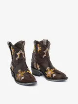 Bota texana bordada de caña corta y taco bajo, diseño en marrón con detalles colorido.