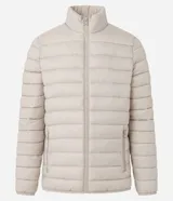 Campera puffer ultraligera color beige, con cuello alto, cierre por cremallera y bolsillos con cremallera. Incluye bolso de almacenamiento.