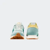 Championes urbanos Converse modelo Omega Trainer, color celeste con detalles en verde y amarillo.