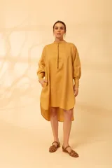Camisa larga color lila con cuello mao y mangas largas, con corte asimétrico y tabla en la espalda para un mejor drapeado.