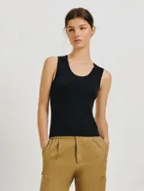 Musculosa ajustada color borgoña, con cuello redondo.