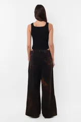 Body blanco de morley de algodón, sin mangas y con escote cuadrado. Tiene broches a presión en la entrepierna y elástico para un mejor ajuste.