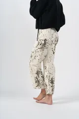 Jean de tiro alto con pierna recta, diseñado con estampado de manchas en tonos beiges y marrones.
