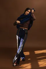 Pantalón de paño combinado con tira de cuero color marrón.