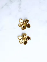 Aros dorados con forma de flor.