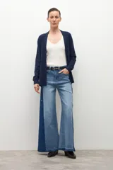 Ruana de tejido de punto color marrón chocolate, con cuello redondo y mangas largas.