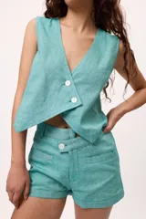 Chaleco marrón con escote en V y cierre cruzado con dos botones.