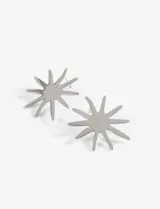 Par de caravanas plateadas de acero quirúrgico hipoalergénico con forma de estrella irregular.