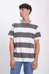 Remera de hombre a rayas horizontales blancas y grises, de corte recto y mangas cortas.
