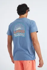 Remera negra con un diseño gráfico de un sol en colores verde y amarillo.