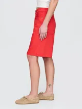 Short de jean color rojo, corte a la rodilla.