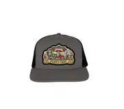 Gorro gris con visera y paneles frontales rígidos, paneles traseros de malla negra y parche frontal con logo de Santa Cruz y calaveras.