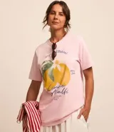 Remera rosa de algodón con cuello redondo y mangas cortas. Estampa frontal con ilustración de limones y texto "Limone Amalfi".