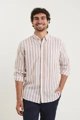 Camisa de lino a rayas verticales azules y blancas, de manga larga con puños abotonados y cuello clásico.