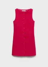 Vestido corto color fucsia, sin mangas, con cuello redondo y cierre frontal con botones. Presenta dos bolsillos laterales de ribete y forro interior.