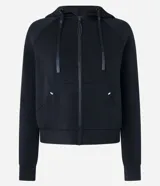 Campera deportiva negra con capucha y cordón ajustable, cierre frontal con cremallera, bolsillos laterales y mangas largas.