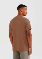 Camiseta de manga corta, cuello redondo y calce regular, color amarillo mostaza jaspeado.