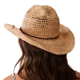 Sombrero de paja color beige, estilo cowgirl, con cinta marrón alrededor de la base de la copa.