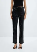 Pantalón negro de viscosa con recubrimiento de poliuretano, tiro medio, corte recto, estampado animal print de cocodrilo, cierre de cremallera y botón, trabillas, dos bolsillos laterales y dos bolsillos de parche en la parte posterior.