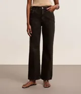 Pantalón wide leg de sarga color negro, con cintura alta, bolsillos delanteros y traseros, cierre con botón y cremallera, y trabillas para cinturón.