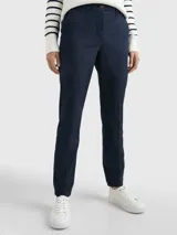 Pantalón chino de sarga en color azul, con corte slim y logo bordado en la parte trasera.