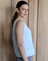 Musculosa blanca con cuello en V y costuras a contratono.