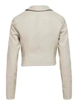 Chaqueta biker de cuero sintético color crema, con cuello solapa, cierre asimétrico con cremallera, bolsillos laterales con cremallera y mangas largas con detalle de costuras horizontales en los codos.