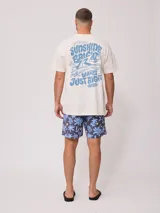 Remera negra de algodón con estampado del logo de la marca Rusty en el frente.