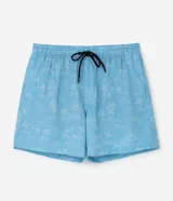 Bermuda de baño para hombre, color celeste claro con estampado sutil en blanco. Posee cintura elástica ajustable con cordón negro.