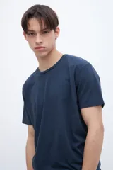 Remera básica de manga corta, color lila, con cuello redondo y corte recto.