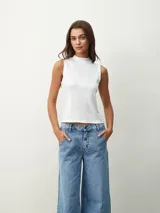 Musculosa blanca de cuello alto y sin mangas.