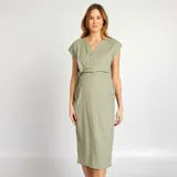 Vestido midi verde de punto de crepé con escote cruzado en V y mangas cortas.