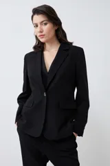 Blazer negro de corte clásico con solapas de muesca, cierre frontal con un botón y bolsillos con solapa.