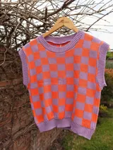 Chaleco tejido a rayas en tonos naranja y violeta, sin mangas y de corte cómodo.