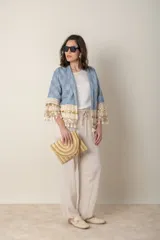 Chaqueta celeste con diseño a cuadros, sin forro, con apliques bordados en mangas y ruedo.