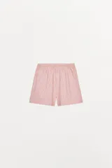 Shorts de tiro alto con cintura elástica ajustable con lazada interior. Detalle de botones en delantero.