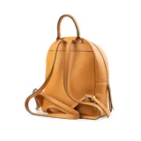 Mochila pequeña color suela de cuero sintético, con cierre superior y bolsillo frontal con cierre. Tiene un asa de mano y correas regulables para los hombros.