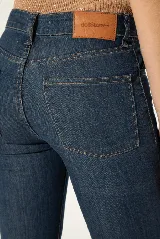 Pantalón de jean acampanado de tiro alto, color azul oscuro.