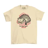 Remera color crema de algodón con estampa de un gato atigrado durmiendo sobre una nube roja y la frase "Eat, Sleep, Repeat" y la marca "Emexem".