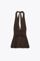 Vestido corto marrón con cuello halter, escote pico pronunciado, detalle de frunces y cierre trasero con cremallera oculta.
