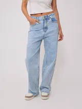 Pantalón de jean celeste con efecto nevado, corte recto y tiro alto.