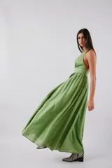 Vestido largo negro con escote en V profundo y tirantes finos. Presenta una banda ancha debajo del busto y falda amplia con forro.