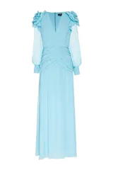 Vestido largo de chiffon azul, con flores de tela en los hombros, manga larga y escote cruzado.