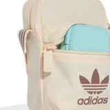 Bolso bandolera Adidas Adicolor Classic Festival, color crema con logo marrón y correa de rayas marrones y crema.