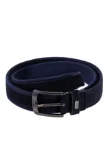 Cinturón marrón con interior azul, hebilla metálica color peltre y apliques de nobuck.