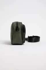 Bandolera verde militar con correa ancha negra ajustable.