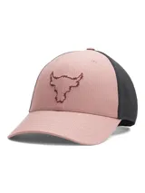 Gorro Under Armour Project Rock Trucker color rosa con paneles traseros de malla negra y logo de toro bordado en el frente.
