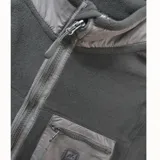 Campera negra de hombre con cierre frontal y bolsillos, ideal para una capa adicional de abrigo.